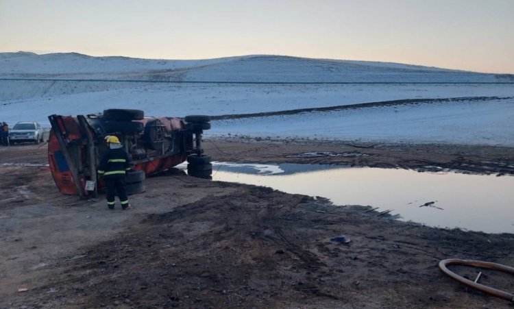 Шатахуун ачсан машины чиргүүл осолдож, 10 тонн түлш асгарчээ